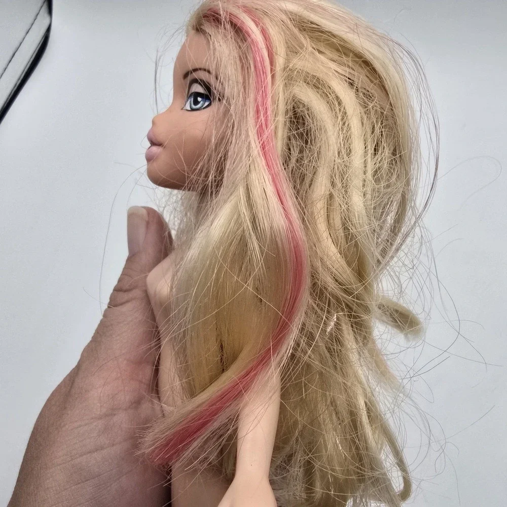 MGA BRATZ All Glammed Up Designer Streaks Cloe - Pink Hair Streaks - Nude